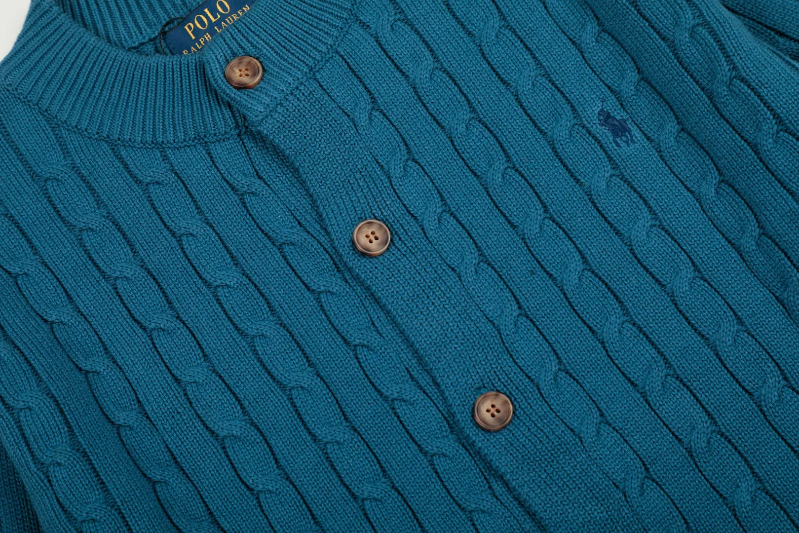 P250 Top quality" Style number: DS806# (not off the shelves all year round) [Ralph Lauren solid color pony embroidery logo male god style twist knitted cardigan] ✅Ralph Lauren Ralph Lauren classic basic versatile male god style round neck twist knitted cardigan jacket ✅Main supplier platform live broadcast Wholesale entities Replenish when out of stock Not off the shelf ✅ZP quality 1:1 version Scan the code to enter the GF website Counter quality ✅Detailed quality is the only one in Guangzhou. Imported quality veil, focusing on high-end, cost-effective, good quality needless to say. ✅The version restores the original order. The maximum size can be worn up to 200 pounds. Loose, comfortable and stress-free. ✅The upper body is simple and easy to match. A must-have for men. Good-looking clothes are never picky. A must-have for men's wardrobe. Size: S-XL. Color: Black, White, Gray, Khaki, Navy Blue, Gentleman's Lake Blue.
